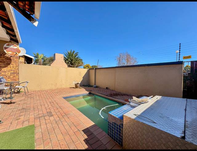 1.5 BEDROOM TOWNHOUSE FOR SALE IN SUNWARD PARK